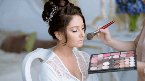 اشتراك مكياج ناعم مع تسريحة شعر صالون خدمات منزلية في جدة والدمام
